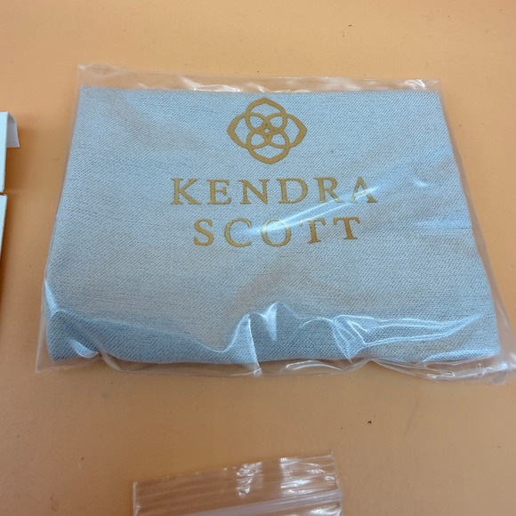 Kendra Scott Jae Star Pendant Necklace In Iridescent White Drusy w/ Bag - Picture 7 of 8